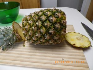 Pineapple top bottom off0